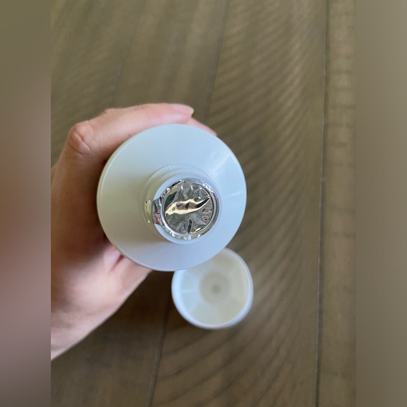 SCENTSY Water Lily and Bergamot Body Cream - Picture 3 of 3